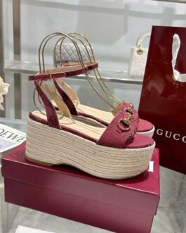 Gucci Buty, sandály převracejí, skóre