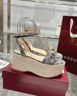 Gucci Buty, sandaly klapki, skora
