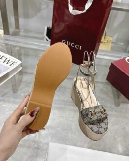 Gucci Buty, sandaly klapki, skora