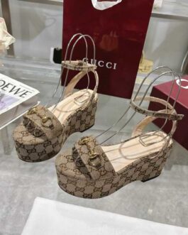 Gucci Buty, sandaly klapki, skora
