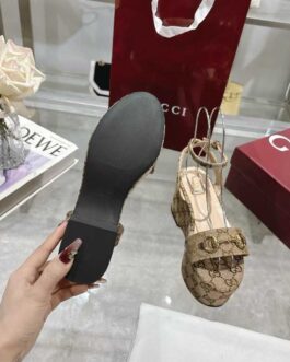 Gucci Buty, sandaly klapki, skora