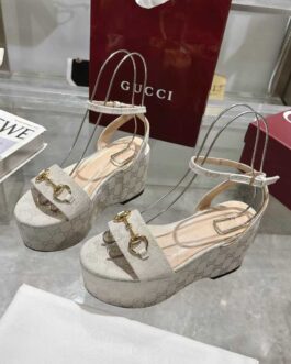 Gucci Buty, sandaly klapki, skora