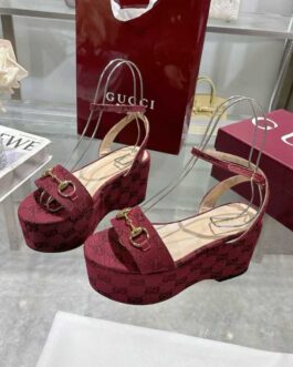 Gucci Buty, sandaly klapki, skora
