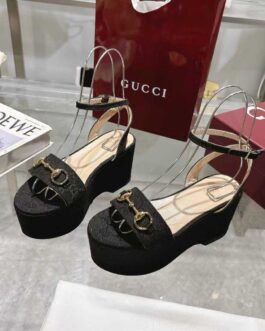 Gucci Buty, sandály převracejí, skóre