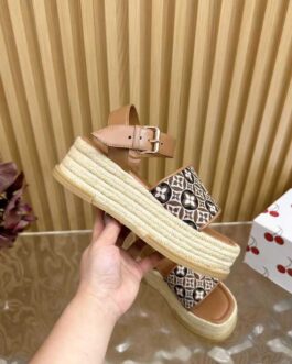 Louis Vuitton Buty, sandaly klapki, skora