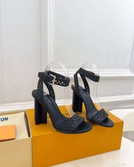 Высокие каблуки с высоким звеном Louis Vuitton, почти от реки