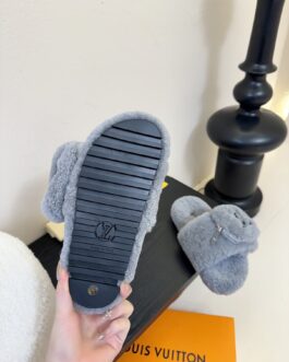 Louis Vuitton Buty, sandaly klapki, skora