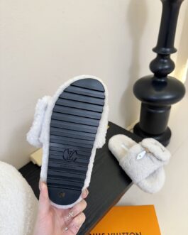 Louis Vuitton Buty, sandaly klapki, skora