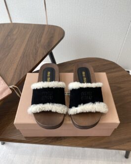 Miu miu Buty, sandaly klapki, skora
