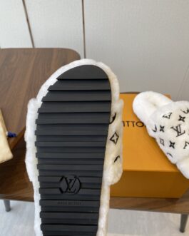 Louis Vuitton Buty, sandaly klapki, skora