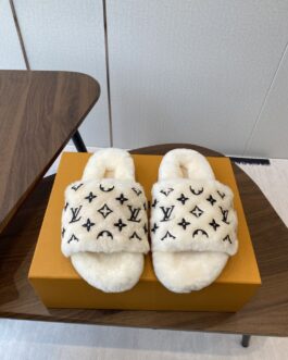 Louis Vuitton Buty, sandaly klapki, skora
