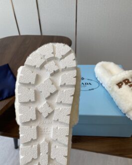 Prada Buty, sandaly klapki, skora