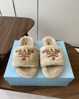 Prada Buty, sandaly klapki, skora