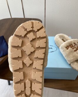 Prada Buty, sandaly klapki, skora