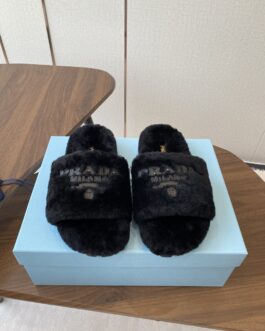 Prada Buty, sandaly klapki, skora