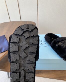 Prada Buty, sandaly klapki, skora