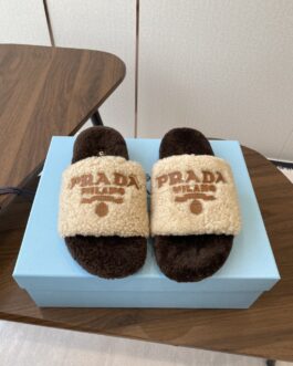 Prada Buty, sandaly klapki, skora