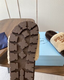 Prada Buty, sandaly klapki, skora