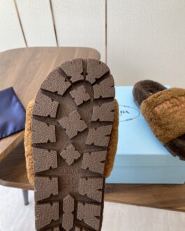 Prada Buty, sandaly klapki, skora