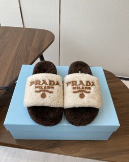 Prada Buty, sandaly klapki, skora