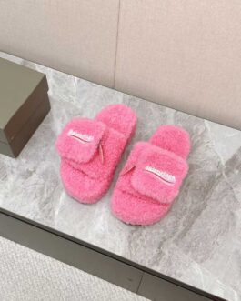 Balenciaga Buty, sandaly klapki, skora