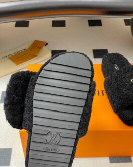 Louis Vuitton Buty, sandaly klapki, skora
