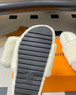 Louis Vuitton Buty, sandaly klapki, skora