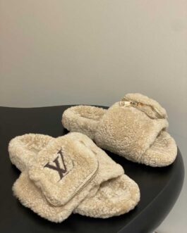 Louis Vuitton Buty, sandaly klapki, skora