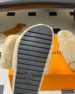 Louis Vuitton Buty, sandaly klapki, skora