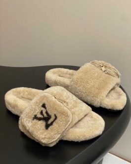 Louis Vuitton Buty, sandaly klapki, skora