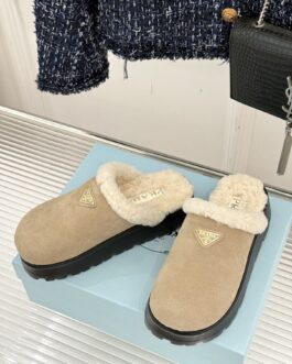 Prada Buty, sandaly klapki, skora