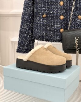Prada Buty, sandaly klapki, skora