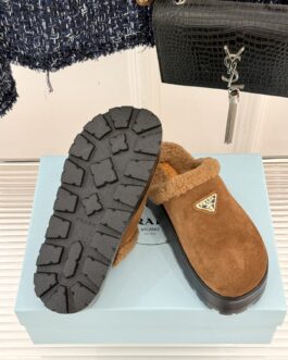 Prada Buty, sandaly klapki, skora
