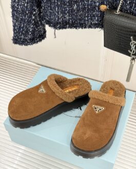 Prada Buty, sandaly klapki, skora