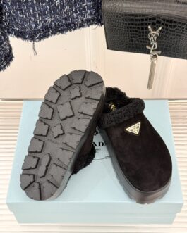 Prada Buty, sandaly klapki, skora