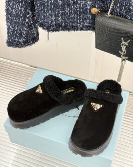 Prada Buty, sandaly klapki, skora