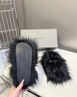 Balenciaga Buty, sandaly klapki, skora
