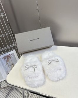 Balenciaga Buty, sandaly klapki, skora