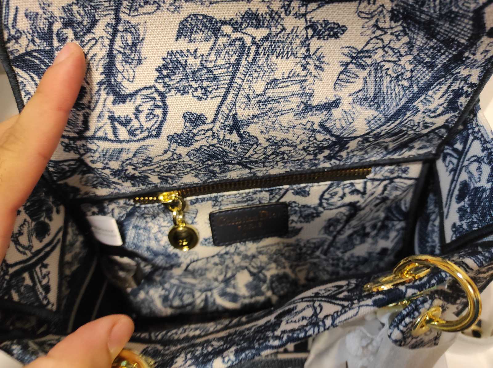 IMG-050aad6da01659e3f22f162bd75ce451-V