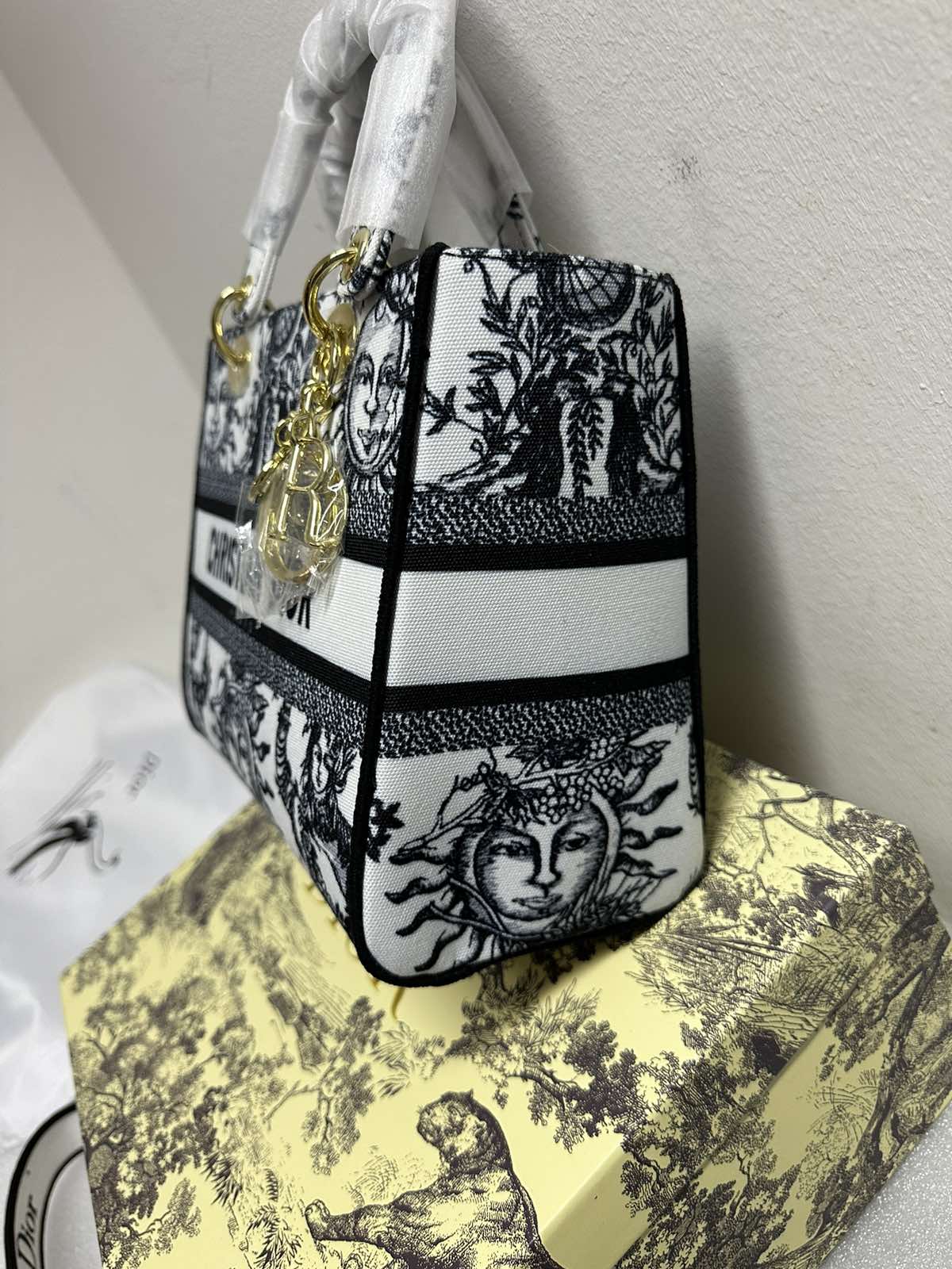 IMG-2d469a41d76cd57607e8220d8ec9ae18-V