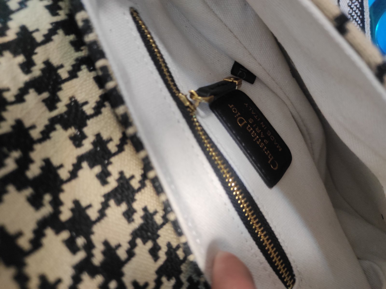 IMG-7ff32af04075bba6d276c3eea03600b3-V