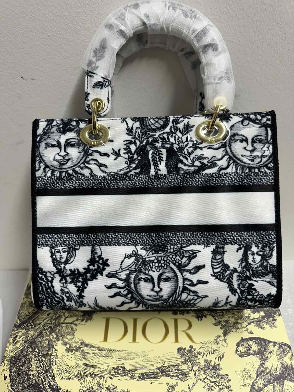 IMG-c723d0f78d739fd35b5c64d1e04e0455-V