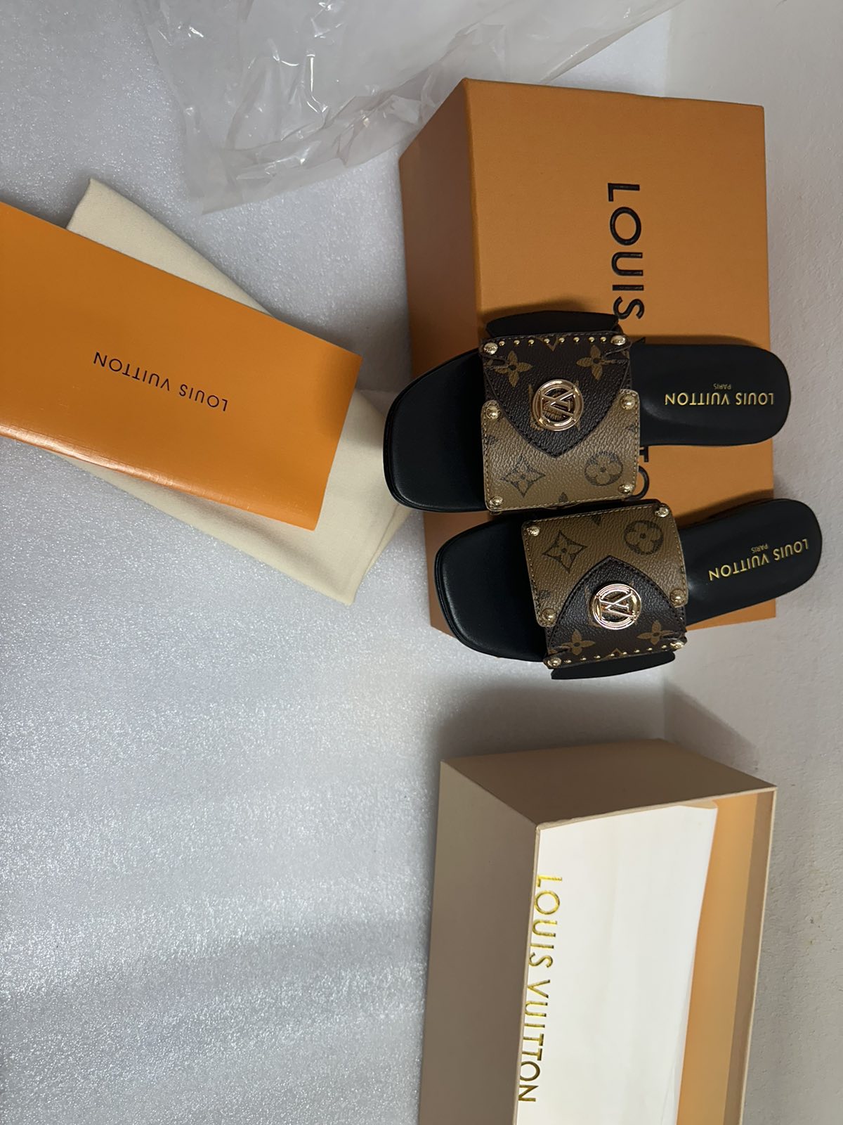 IMG-074228b6bc7dbf85f2849b3923a0d1ed-V