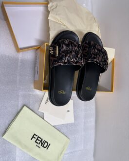 Fendi Buty, sandaly klapki, skora