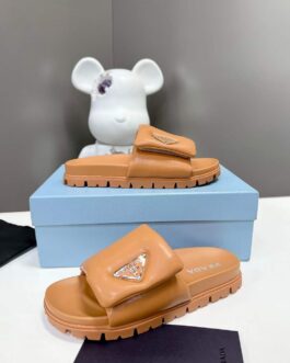 Prada Buty, sandaly klapki, skora