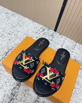 Louis Vuitton Buty, sandaly klapki, skora