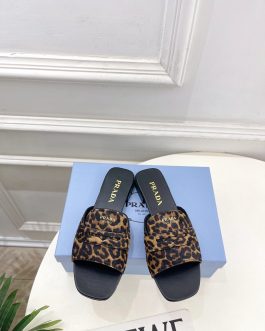 Prada Buty, sandaly klapki, skora