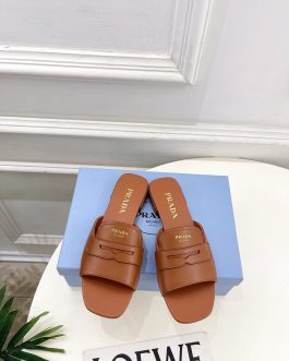 Prada Buty, sandaly klapki, skora
