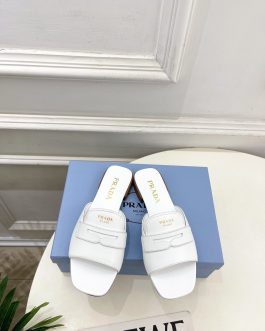 Prada Buty, sandaly klapki, skora