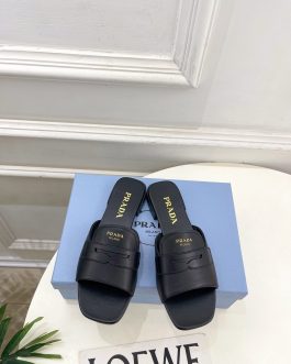 Prada Buty, sandaly klapki, skora